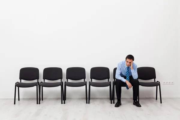 Empresário desesperado ou empregado sentado sozinho — Fotografia de Stock