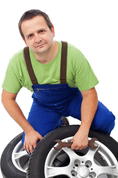 Auto mechanic met banden — Stockfoto