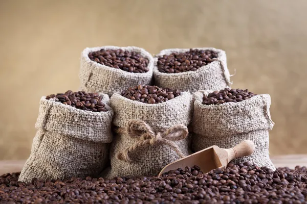 Grãos de café torrados em pequenos sacos de serapilheira — Fotografia de Stock