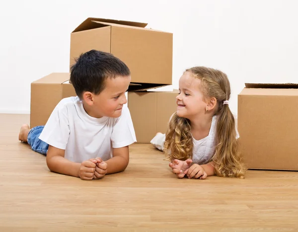 Kids with cardboard boxes on the floor — Stock Photo, Image