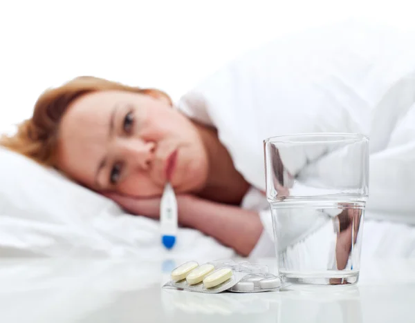 Mulher ficou com gripe - verificando sua temperatura — Fotografia de Stock