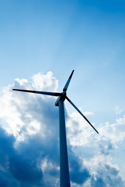Крупный план ветряной турбины против драматических облаков — стоковое фото