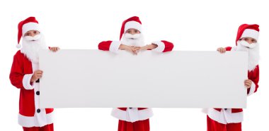boş afiş tutarak mutlu Noel babalar