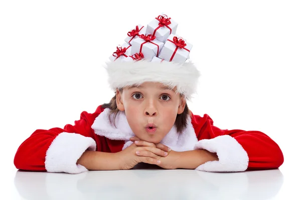 Jongen presenteert denken van zijn Kerst — Stockfoto