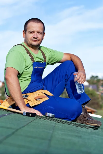 Lavoratore posa tegole tegole bitume — Foto Stock