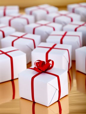 Altın yüzeyinde Noel hediyeleri