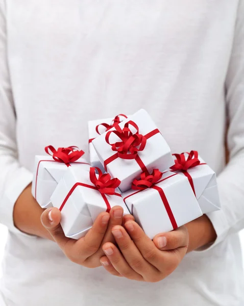 Regalos de Navidad en manos de niños — Foto de Stock