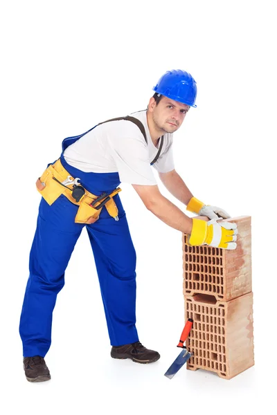 Trabajador de la construcción con ladrillos cerámicos — Foto de Stock