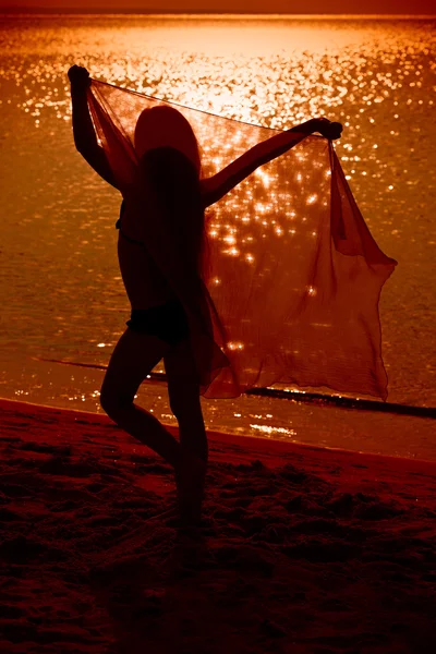 Petite fille dansant avec voile sur la plage — Photo