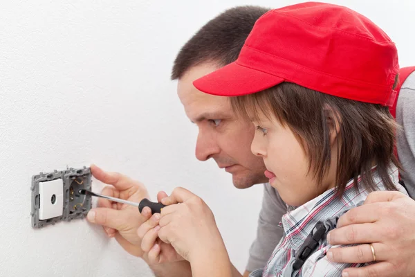Doing things around the house - boy and his father — Stock Photo, Image