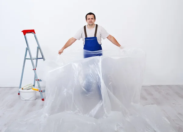 Trabalhador se preparando para pintar um quarto — Fotografia de Stock