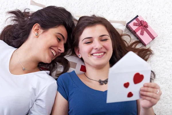 Joyeux jeunes filles lecture lettre d'amour — Photo