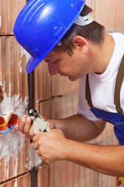 Elektrikçi kablo soyulması