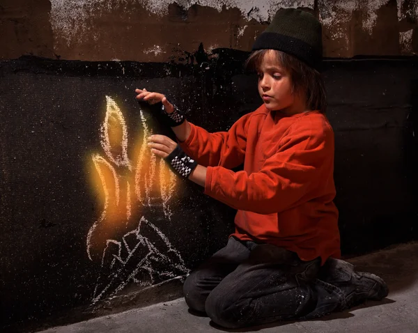 Пламя надежды - потепление бездомного мальчика — стоковое фото