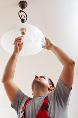 Elektrikçi tavan lambası montajı bitmiş