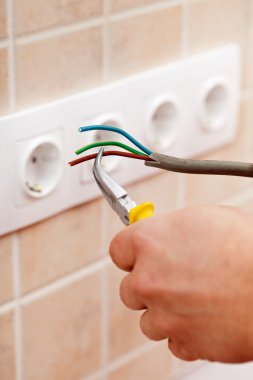 Elektrikçi ellerimle telleri ve pense