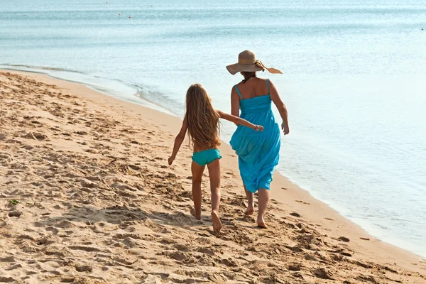 Woman and little girl on a morning walk by the sea — Stock Photo, Image