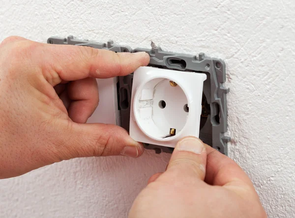 Instalación de toma de corriente o toma de corriente - primer plano — Foto de Stock