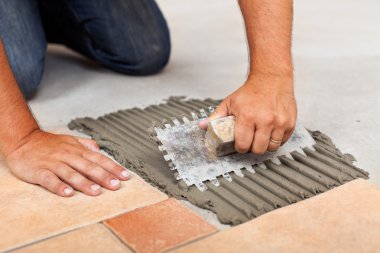 çalışan eller seramik yer karoları için yapışkan Yayilim