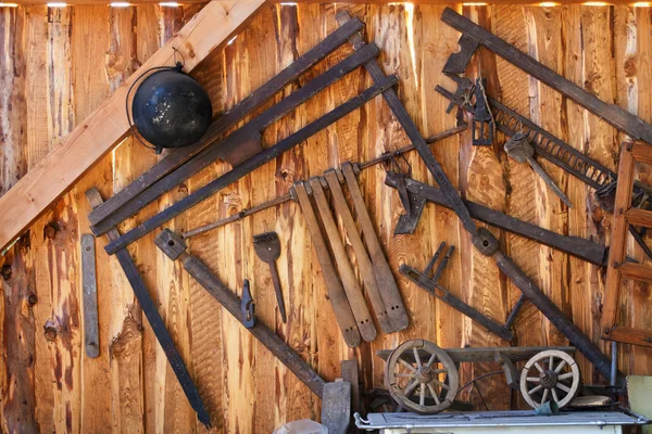 Oude tools in houten schuur — Stockfoto