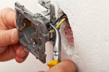 Elektrikçi elektrik prizine yükleme teller eller