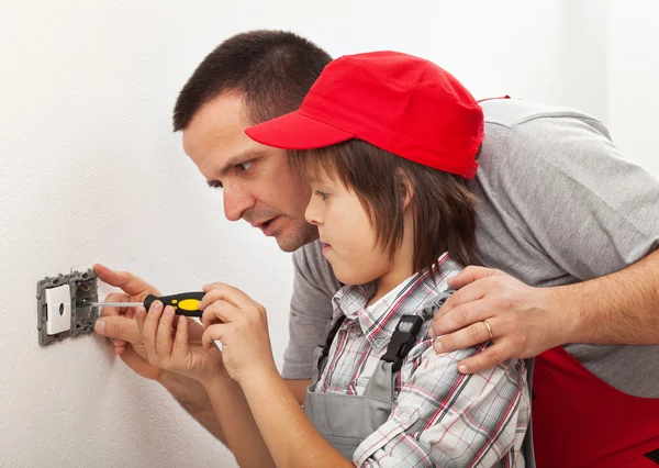 Vater lehrt Sohn die Grundlagen der Elektroarbeit rund um die Uhr — Stockfoto