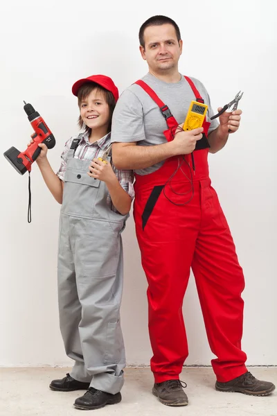 Niño ayudando a su padre con algunos trabajos eléctricos — Foto de Stock