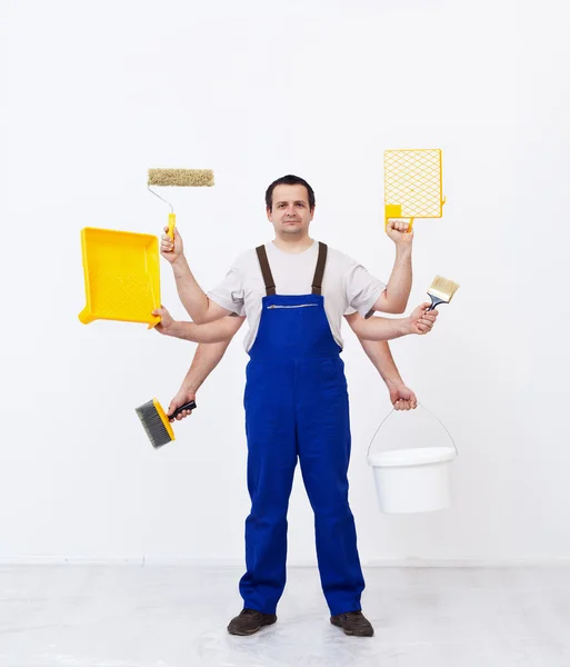 Multitasking-Arbeiter bereit, den Raum zu streichen — Stockfoto