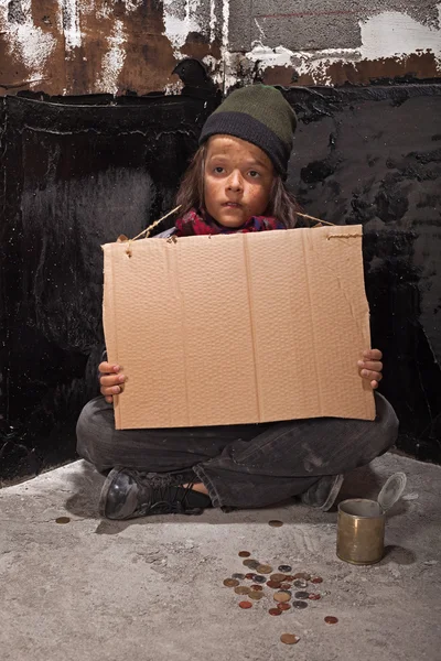 Fakir dilenci çocuk sokakta bir karton işareti — Stok fotoğraf