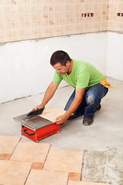 Man cutting ceramic floor tile — Stock Photo, Image