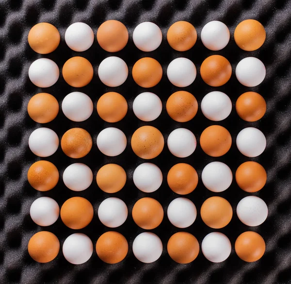 Lotes Ovos Castanhos Brancos Formando Quadrado Quadriculado Conceito Comida Lúdica — Fotografia de Stock