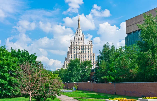 Moskauer Stadtbild mit altem Wolkenkratzer — Stockfoto