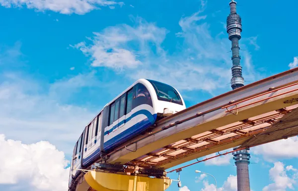 Paisaje urbano con tren monorraíl y torre de TV — Foto de Stock