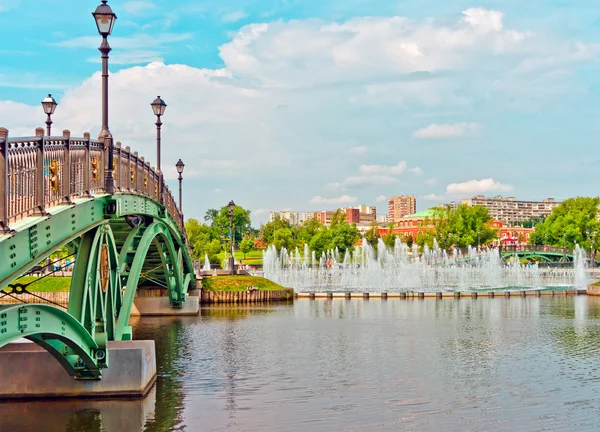 Großer Brunnen und grüne Brücke im Park — Stockfoto