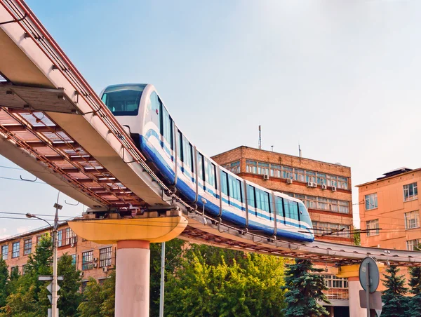 Московский городской пейзаж с монорельсовым поездом — стоковое фото