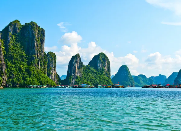 View of floating village and rock islands — Stock Photo, Image