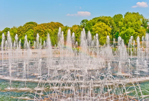 Stor fontän i sommaren park — Stockfoto