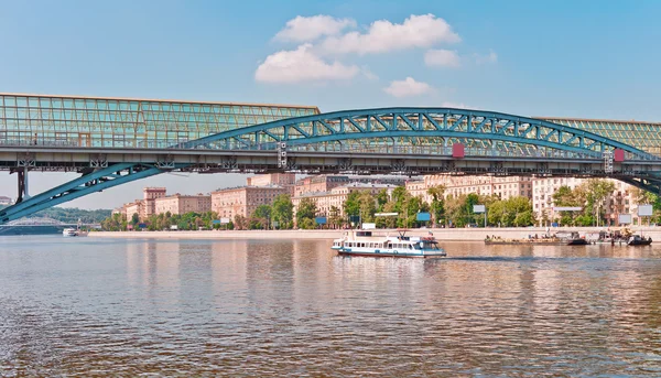 Nehir üzerindeki modern köprü