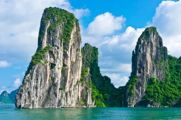 Isla de montaña en Halong Bay — Foto de Stock