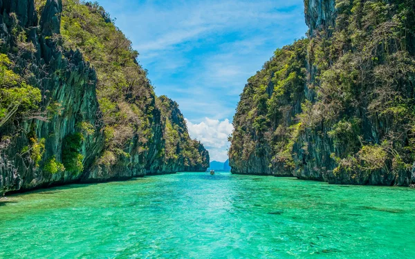 Paisaje tropical con aguas cristalinas — Foto de Stock