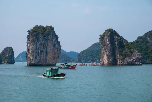 Skalnaté ostrovy a lodě v halong bay — Stock fotografie