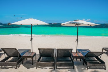 plaj şemsiye ve şezlong üzerinde mükemmel beyaz kumsal