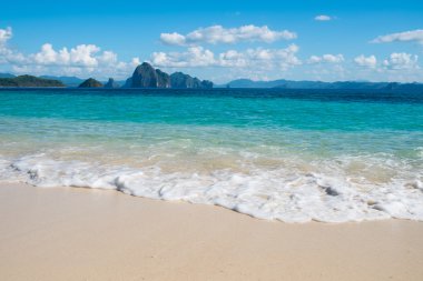 mavi deniz dalga beyaz kum plajı üzerinde