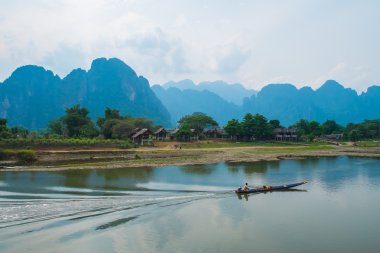 laos Dağları arka plan üzerinde Nehri üzerinde tekne