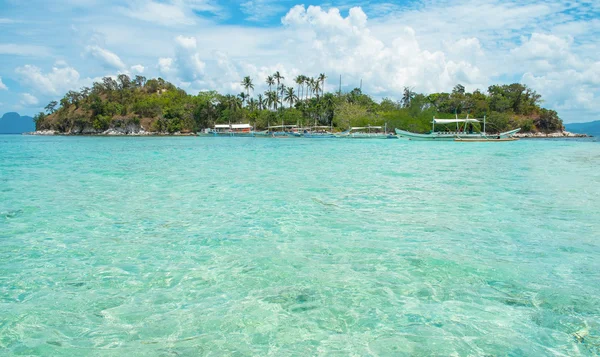 Ilha tropical e lagoa azul — Fotografia de Stock