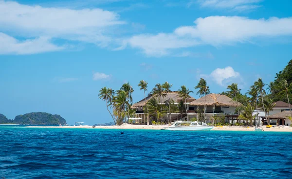 Villa on white sand tropical beach — Stock Photo, Image
