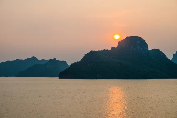 ハロン湾の海と山に沈む夕日 — ストック写真