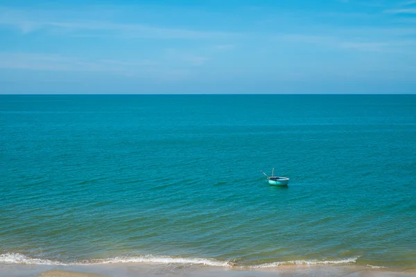 Člun plující v modrém moři — Stock fotografie