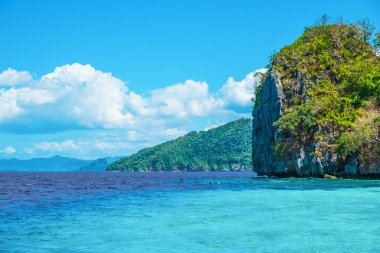 Deniz kıyısında ve mavi gökyüzü