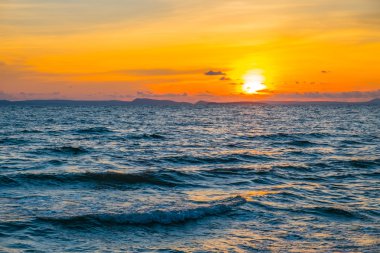 deniz üzerinde Golden sunset